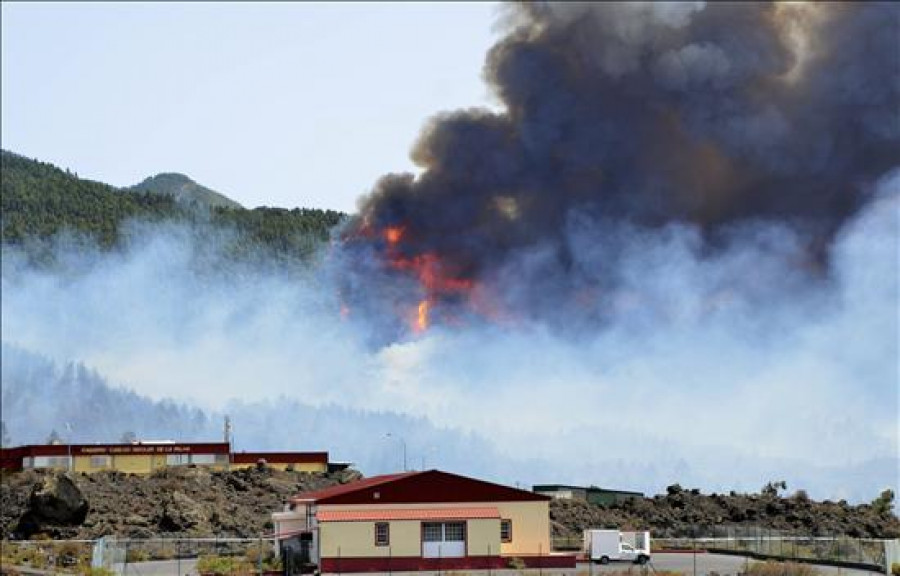 Más de cien desalojados en La Palma por un incendio que permanece activo