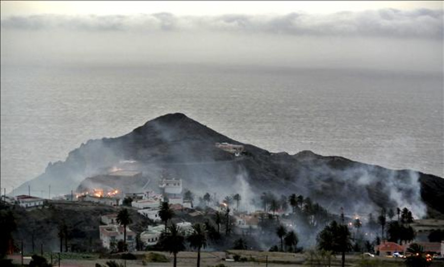 La Gomera combate su mayor incendio bajo la sombra de la tragedia de 1984