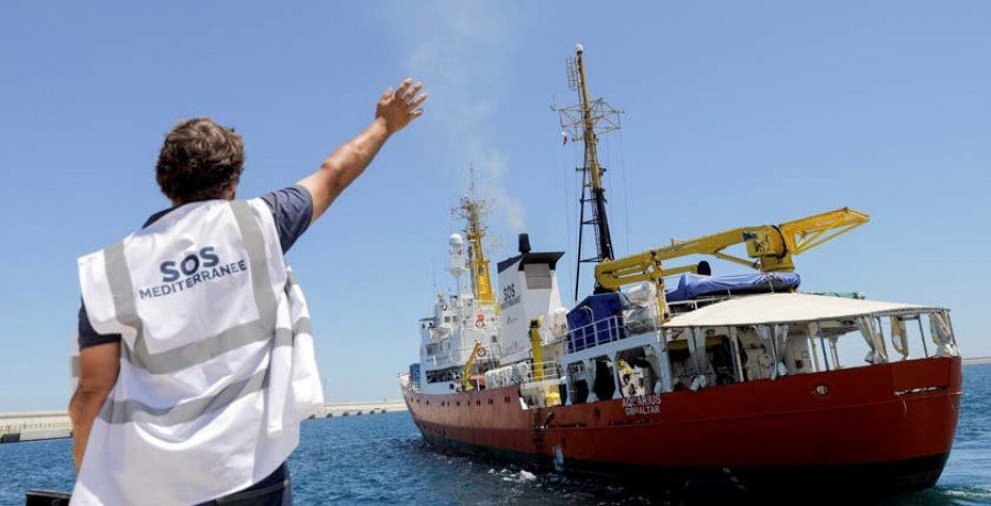 El “Aquarius” zarpa de Valencia y los inmigrantes inician la fase de acogida