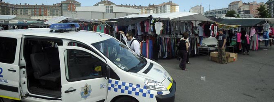 El 092 detecta una media de seis robos de carteras al día en el mercadillo de Os Mallos