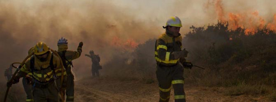 Tres nuevos fuegos activos en Cualedro queman más de 300 hectáreas y vuelven a asediar Ourense