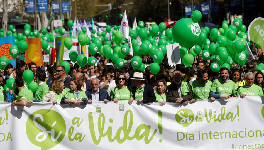 Cientos de personas se manifiestan en Madrid para “defender la vida”