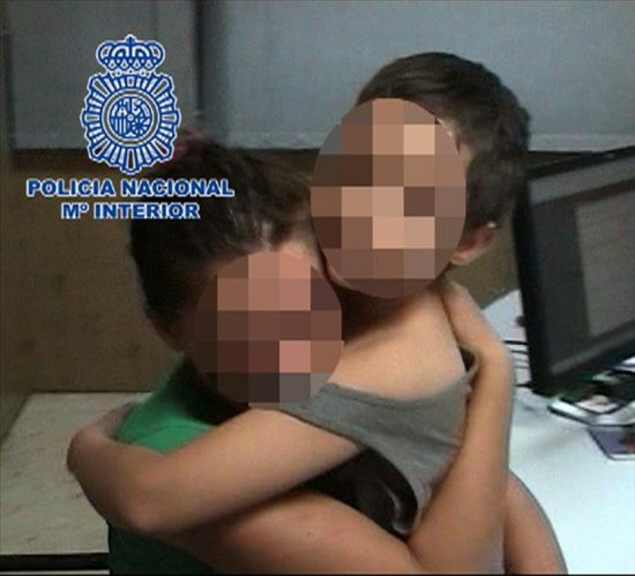 La Policía libera a un niño cuya madre estaba siendo obligada a prostituirse