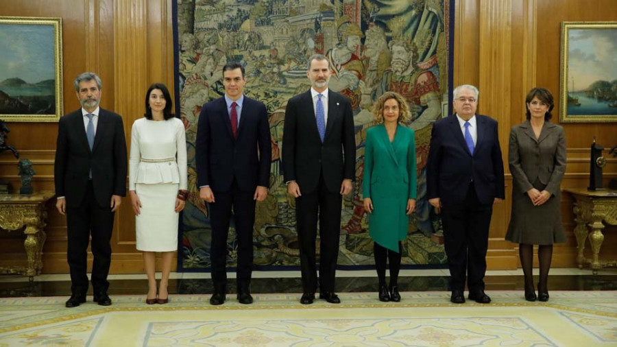 Sánchez y Felipe VI bromean sobre la  larga negociación para formar Gobierno