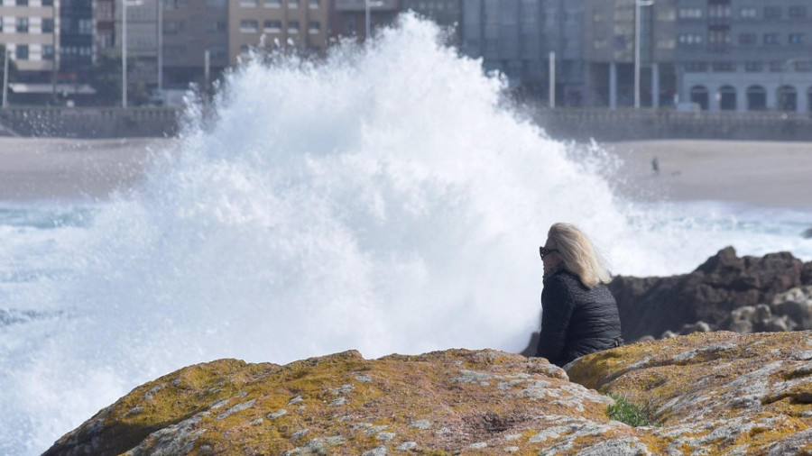 La alerta en el mar seguirá hoy con una previsión de olas de hasta seis metros