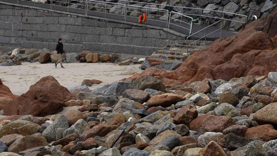 Los servicios de limpieza retiraron 54 metros cúbicos de arena del Paseo Marítimo tras la alerta