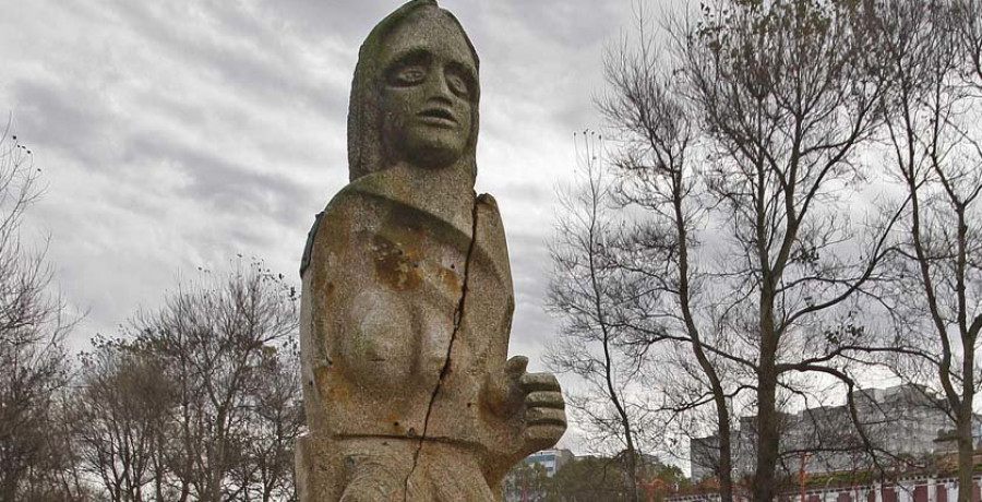 Uno de los ártabros del parque escultórico de la Torre de Hércules presenta graves daños