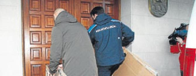 Agentes de Guardia Civil registran  el Ayuntamiento de Coristanco