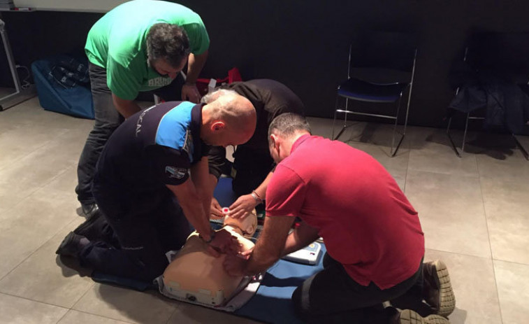 La Policía de Vigo asiste a un hombre que sufrió una parada cardíaca mientras hacia deporte