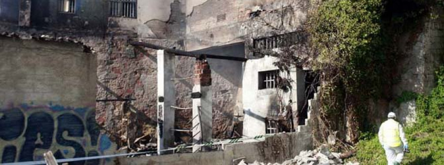 El fuego arrasa  la Escuela de Vela  de Sada y calcina cuatro barcos