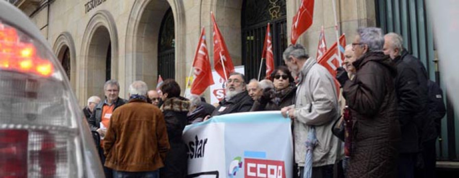 Casi sesenta jubilados reclaman contra la bajada de sus pensiones