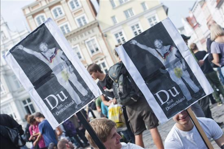 Miles de personas recuerdan los más graves disturbios racistas en Alemania