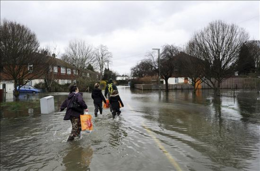 Unas 30.000 viviendas sin electricidad y amaina el temporal en Inglaterra