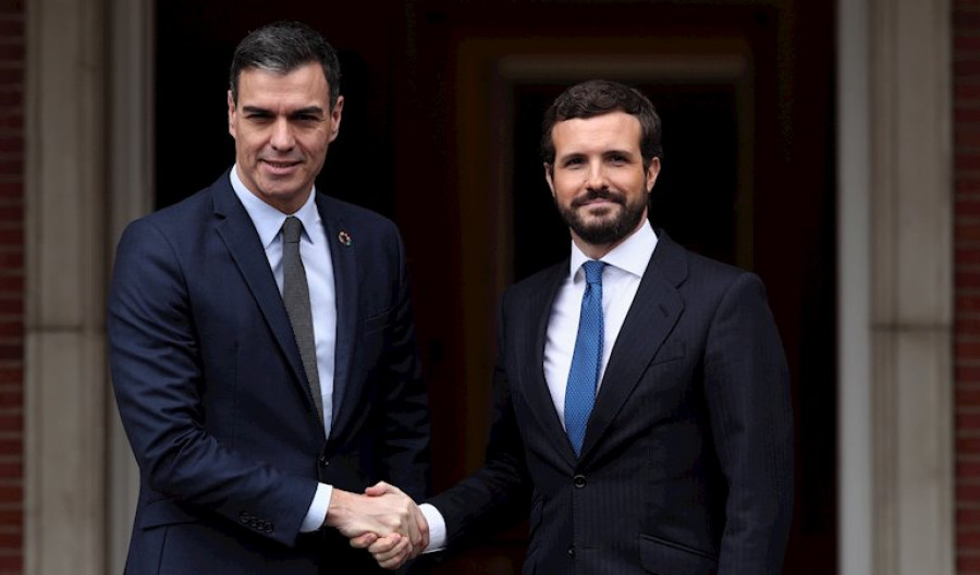 Arranca la reunión entre Sánchez y Casado tras saludarse con un apretón de manos