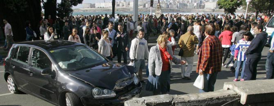 Un conductor se empotra contra un muro al circular por el Paseo Marítimo cuando ya estaba cortado