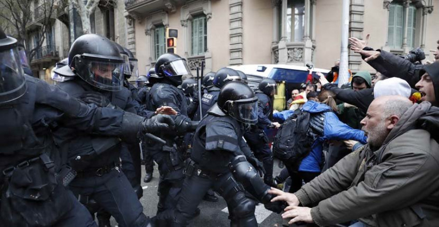 Las cargas policiales en Cataluña dejan 59 heridos y cuatro detenidos