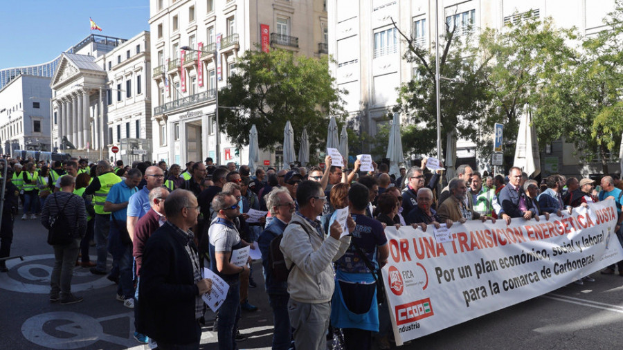 As Pontes lleva hasta la puerta del Congreso la parálisis de Endesa