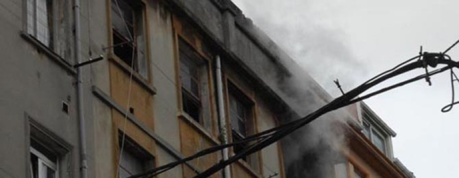 Un incendio afecta a dos pisos de un edificio abandonado de Monte Alto