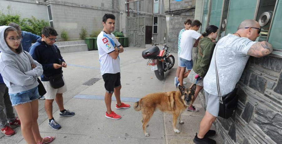 Aficionados y oposición critican 
el retraso en la reforma de Riazor