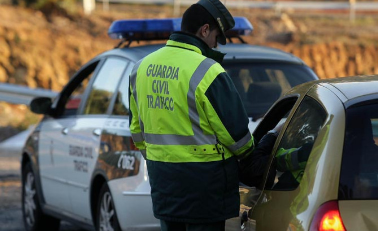 Los conductores que dan positivo por alcohol caen del 5 % al 1,4 % en veinte años