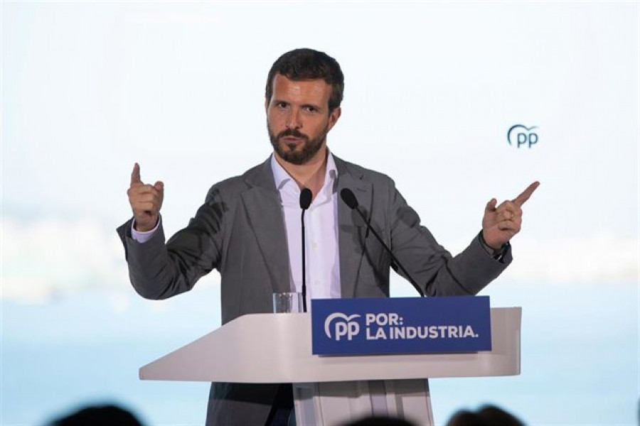 Casado promete reforzar el sector industrial y llevar el AVE a Galicia