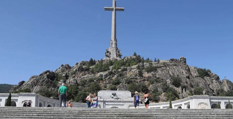 Manifestantes piden la exhumación de Franco en el Valle de los Caídos por el 20-N