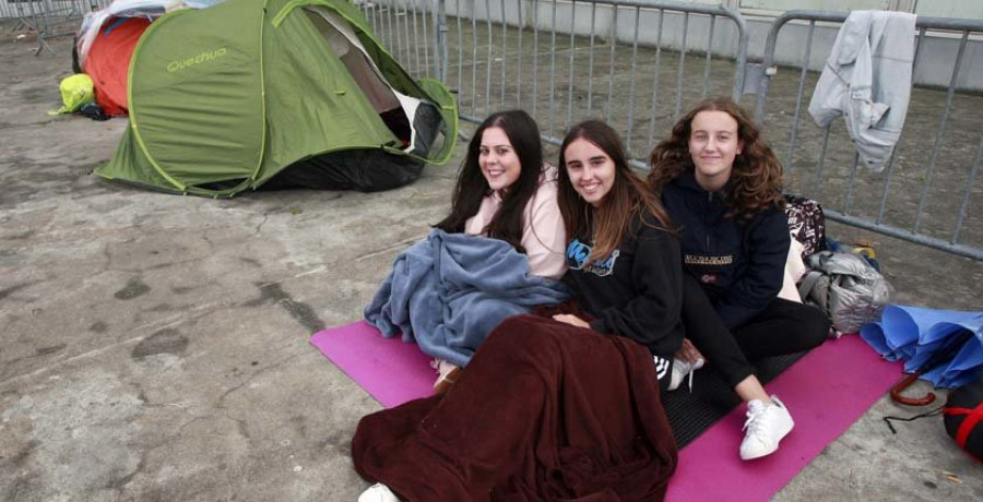 Los fans de Melendi acampan desde hace días en el Coliseo