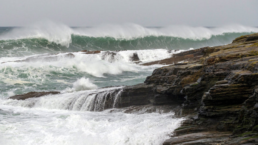 Alerta por olas de 4 metros que afectan a la costa de Galicia