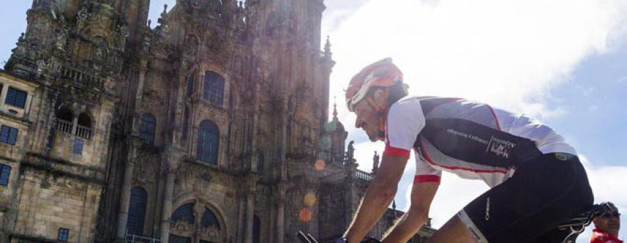 Un ciclista vasco recorre el camino Santiago desde Roncesvalles en 25 horas