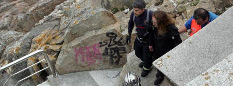 Los bomberos rescatan a una mujer atrapada bajo una piedra de la escollera de Os Pelamios