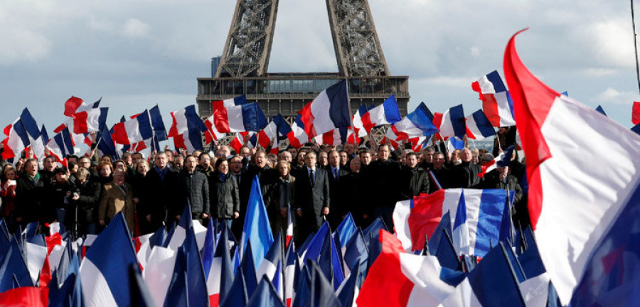 Fillon pide perdón  a los miles de simpatizantes concentrados en la plaza del Trocadero