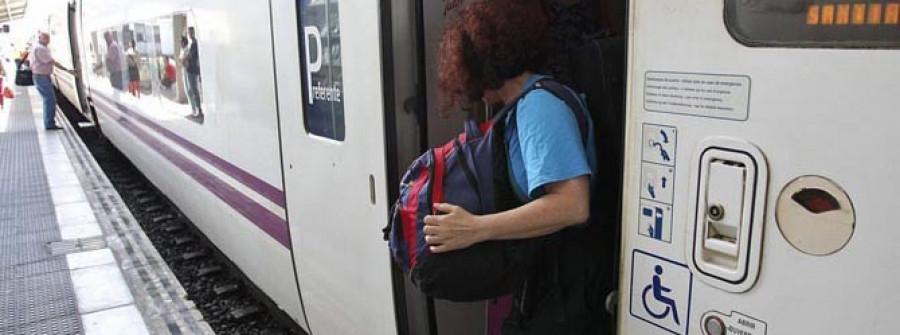 Renfe restablece el servicio  de trenes en dos de las tres  vías afectadas por el accidente