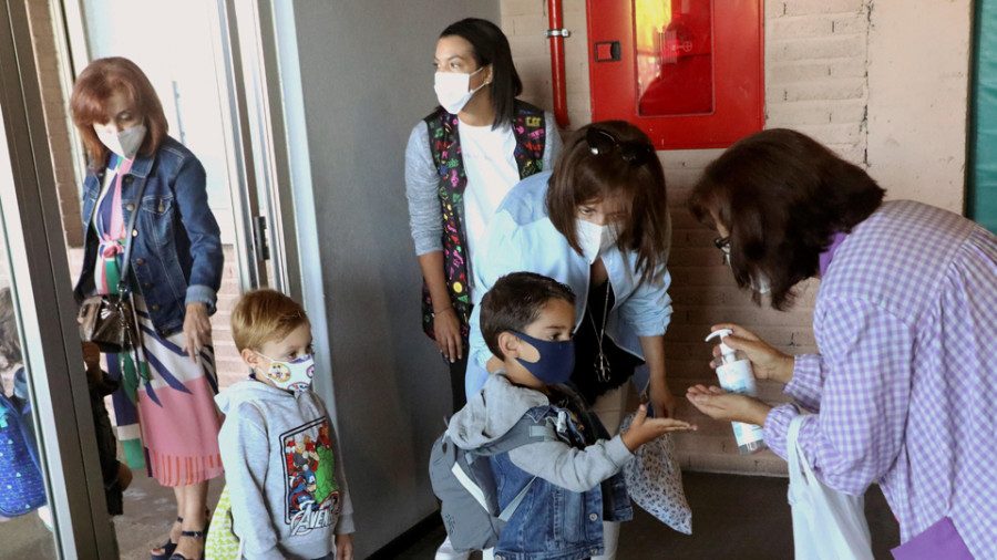 Mascarillas, distancia y clases presenciales se mantienen para la vuelta al cole