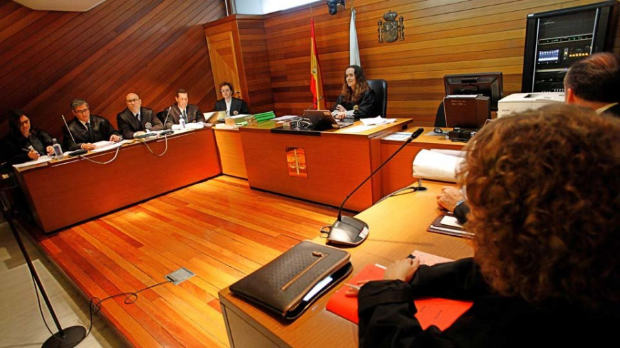 La Audiencia de A Coruña juzga a cinco personas acusados de estafa y de falsificación de moneda