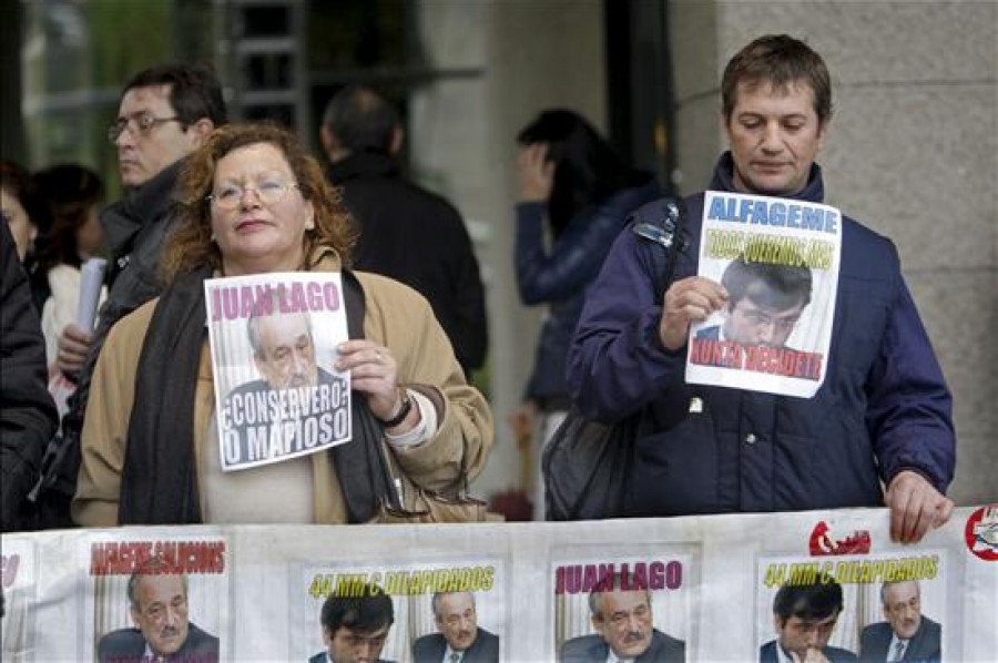 24 Trabajadoras de Alfageme pasan la noche en el Ayuntamiento de Vilagarcía