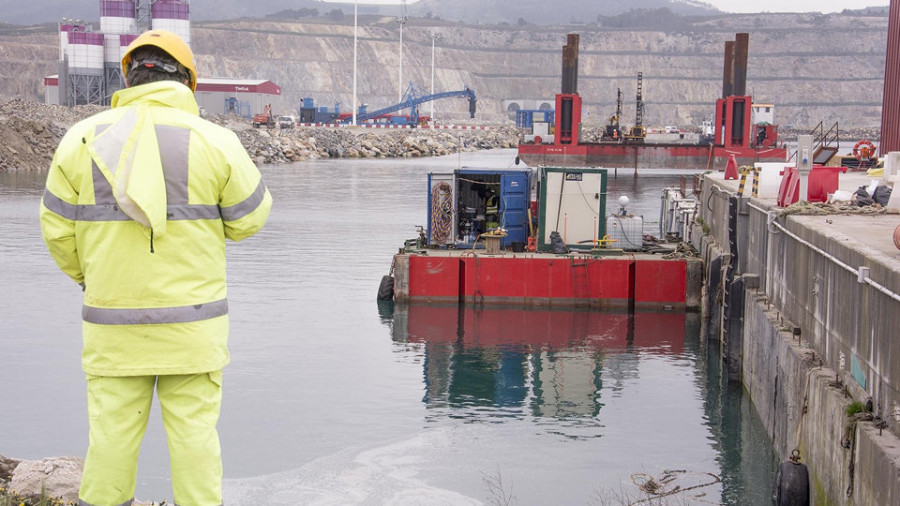 El Puerto coloca varios cajones de la base del nuevo muelle de Langosteira