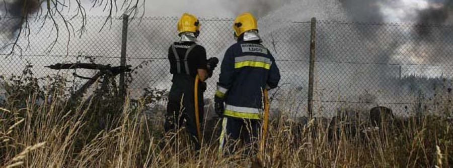 Extinguen dos incendios forestales que se declararon  en Vilar de Barrio y  Oímbra