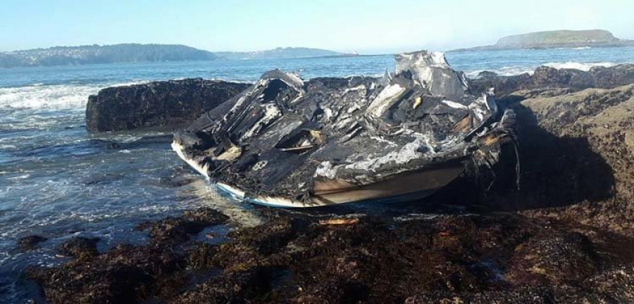 Arde una embarcación en la costa entre Miño y Pontedeume