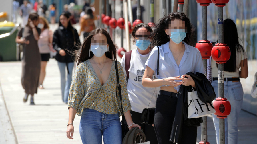 Dudas y avisos policiales en A Coruña en el primer día del uso obligatorio de mascarillas por la calle