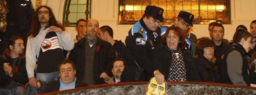 Los afectados del Ofimático atrasan el inicio del pleno con sus protestas