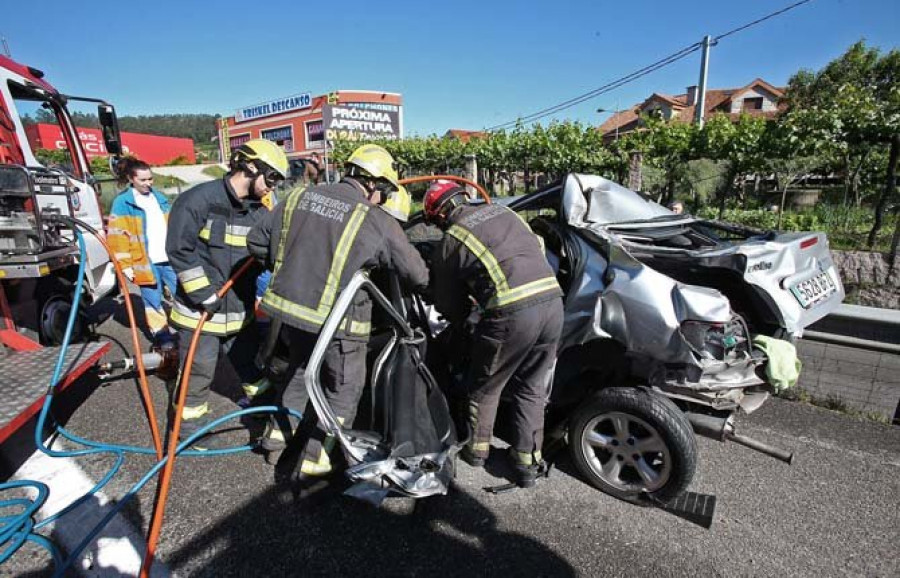 Excarcelan a una persona tras volcar su coche