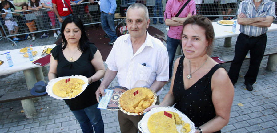 Reportaje | Tres mujeres se alzan en el podio del concurso de tortilla española del barrio de O Castrillón