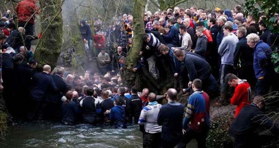 El pueblo de Derbyshire vuelve a ser escenario de su peculiar batalla