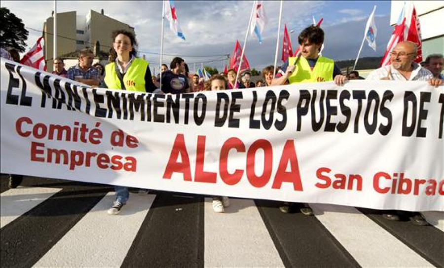 Multitudinaria concentración de trabajadores de Alcoa para pedir un acuerdo eléctrico