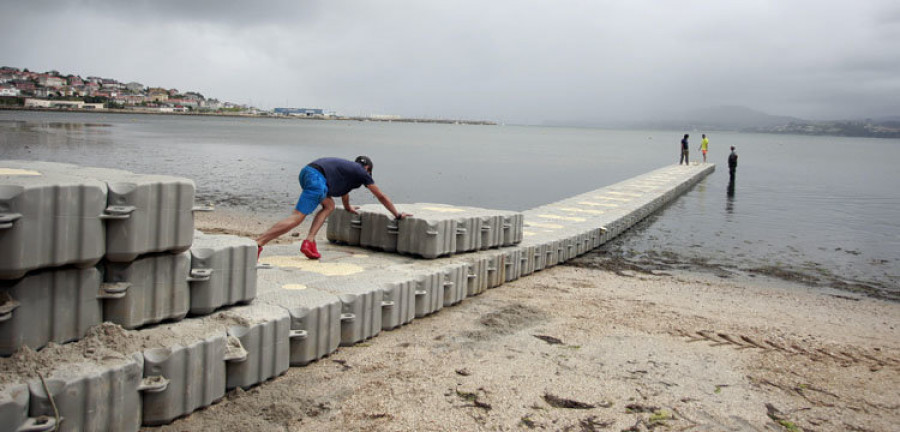 Una pasarela flotante para salvar los lodos  y cuatro casetas-cambiadores en As Delicias