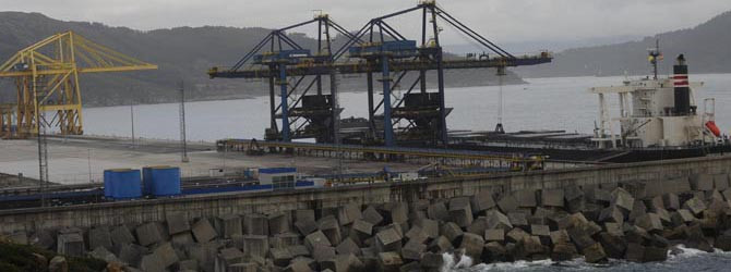 La descarga de carbón baja en Ferrol en el primer semestre al nivel de 2011
