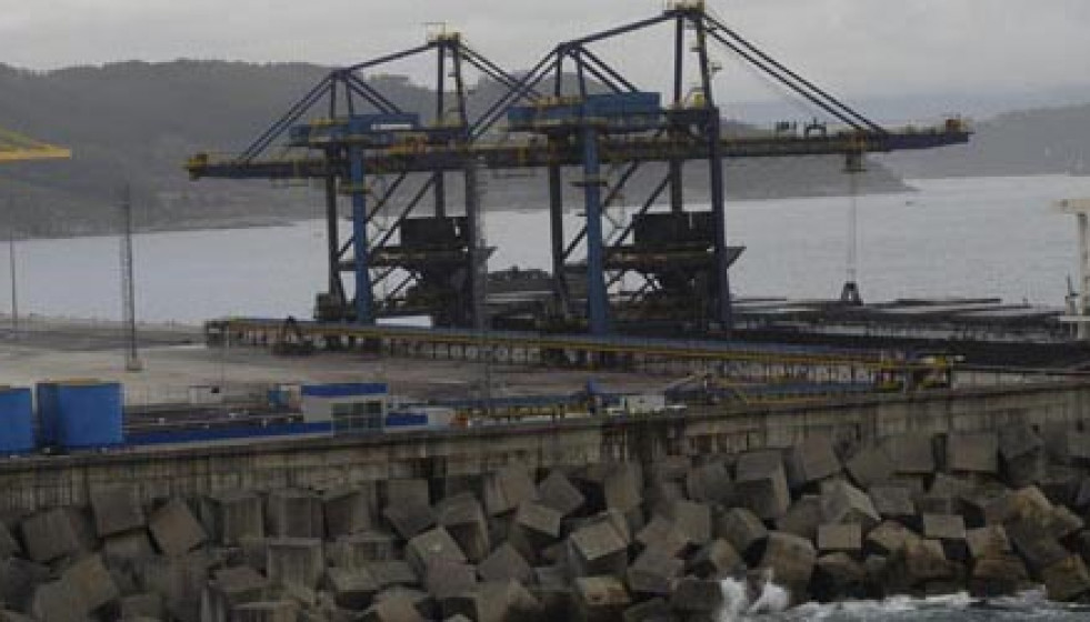 La descarga de carbón baja en Ferrol en el primer semestre al nivel de 2011