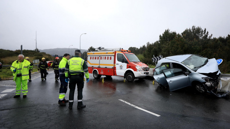 Herido un hombre tras arder el vehículo con el que se salió de la vía en Abegondo