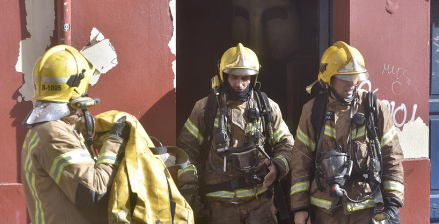 Un incendio derriba una casa abandonada en Outes