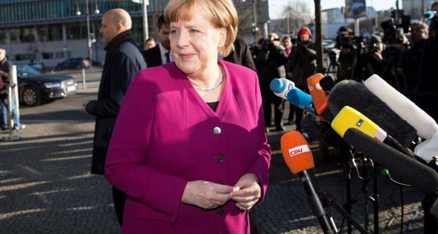 Merkel acepta adoptar compromisos “dolorosos” para cerrar la coalición